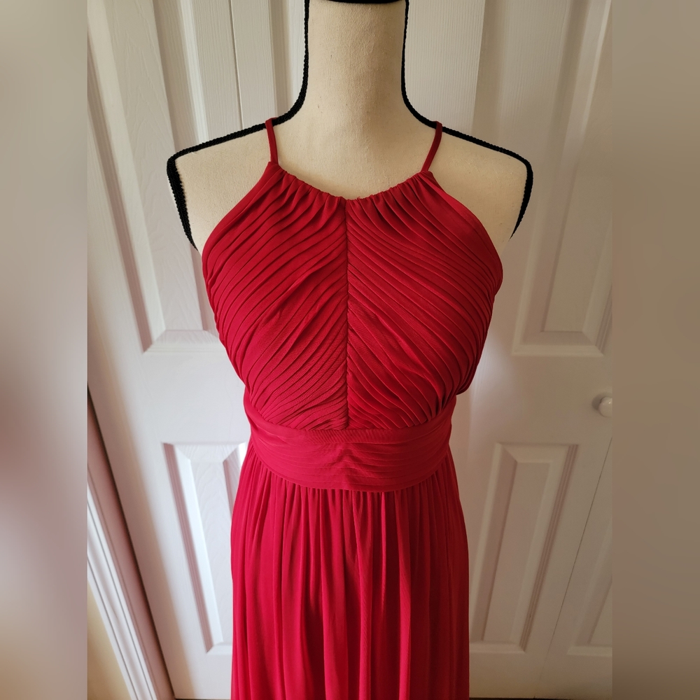 Red Gown - Picture 6 of 7